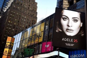 Adele’in 25'i rekora doymuyor