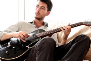 Akbank Sanat, Ocak ayında dünyaca ünlü gitar ustalarını ağırlıyor.
