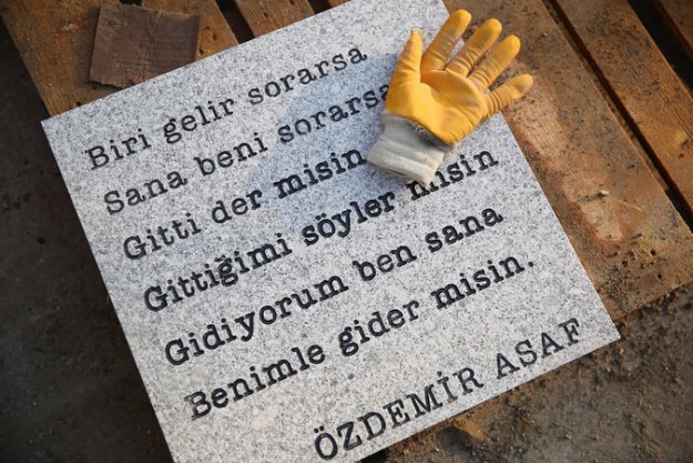 Cemal Süreya’dan sonra Özdemir Asaf’ın şiirleri sokaklara yazılıyor.