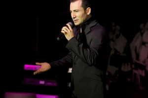 Ferhat Göçer sevilen şarkılarıyla Moi Sahne'de