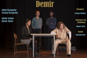 Demir,  etkileyici metni ve oyuncu performanslarıyla izleyenleri büyülüyor