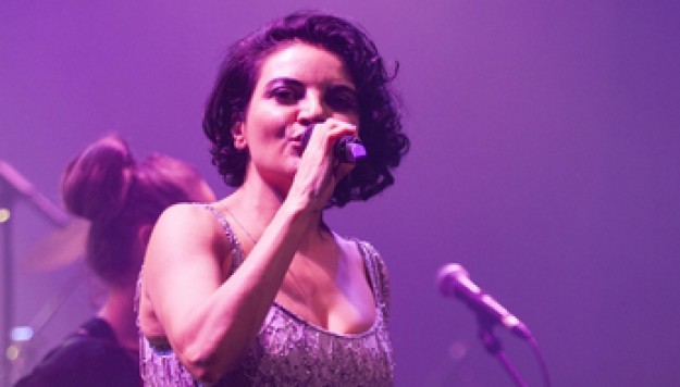 Zorlu PSM'deki Vestel Gururla Yerli Konserleri’nin bu haftaki konuğu, Güçlü Sesi ile Göksel oldu