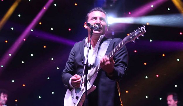 Ferhat Göçer Turkcell Yıldızlı Geceler sahnesinde