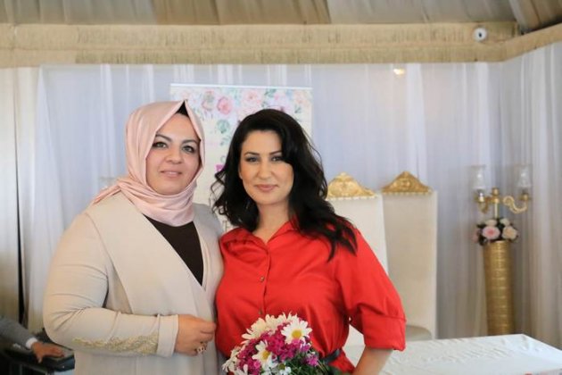 ​İclal Aydın, Kitaplarını 3. İnstagram Alışveriş Şenliğinde İmzaladı