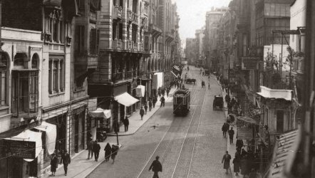 İlk Bohemlerin “Edebi Envanteri”: Fikret Adil Kitaplığı