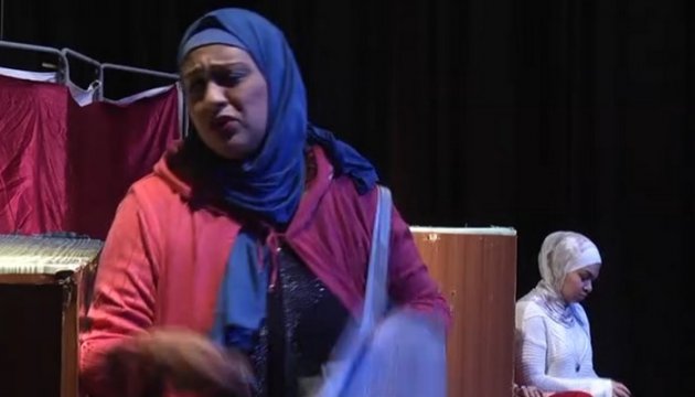 Gazzeli kadınlar engelleri aşarak tiyatro sahnesine çıkıyor 