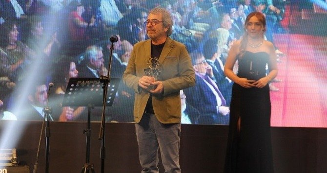 İZPEK Bedia Muvahhit Tiyatro Ödülleri'nin Adayları Açıklandı