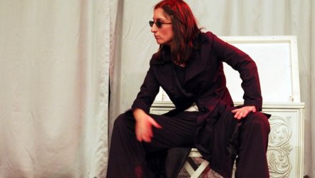 Bir Kadın Uyanıyor