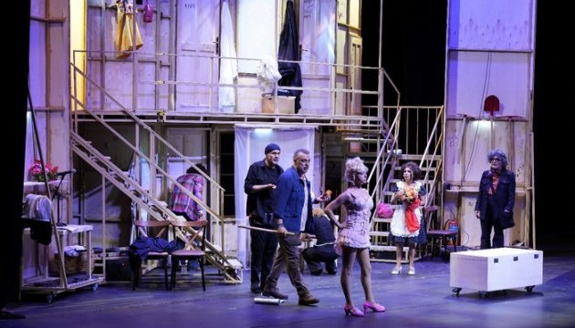 Sezonun En Kahkahalı Komedisi Sahneye çıktı!