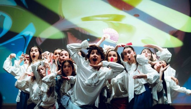 Truva mitolojisinin derin katmanlarını çağdaş bir dille sahneye taşıyan 