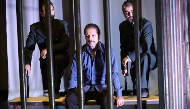 Anne Kafamda Bit Var Dünya Prömiyeri Yapıyor.