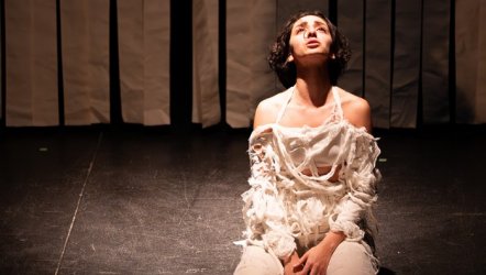 JAZ, caz müziğinin ritmik yapısından beslenen şiirsel bir monolog.