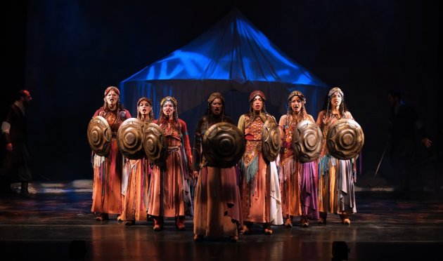 Çınarın Gölgesinde