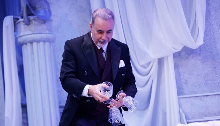 Aslında Kaşık Yok - İstanbul Devlet Tiyatrosu